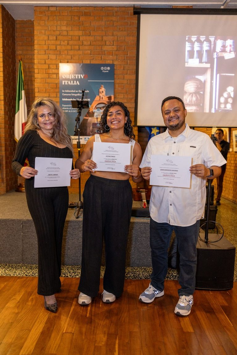 I tre vincitori del concorso Gretel Liberati, Luz Díaz Tinoico e Javier Barrientos, Claudio Vásquez Bianchi