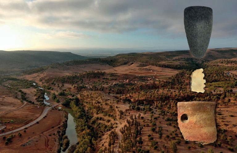 Oued Beht, Khemisset. Foto aerea del sito da nord, con esempi della cultura materiale rinvenuta (dall’alto: un’accetta in pietra levigata, un elemento di falcetto, un frammento di ceramica dipinta (foto: R. Laoutari, M. Radi, T. Wilkinson; Archivio OBAP).