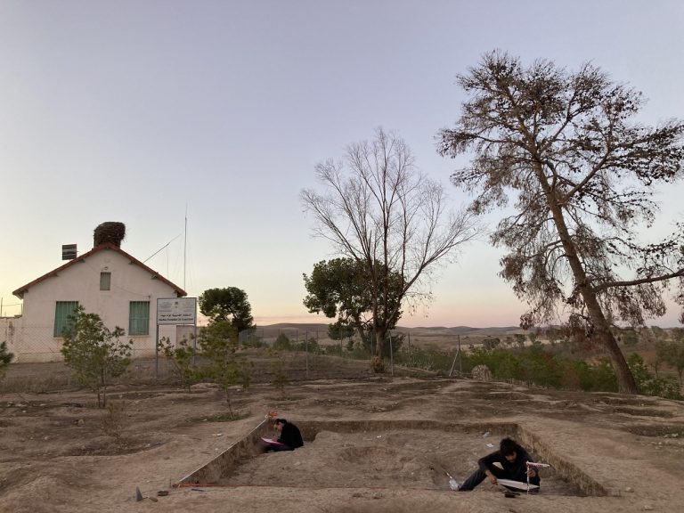 Oued Beht, Khemisset. Attività di scavo nei pressi dell’edificio della Maison Forestière costruito negli anni Trenta del secolo scorso (foto: G. Lucarini; Archivio OBAP).