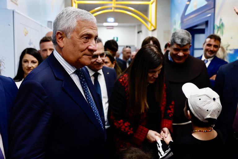 Tajani visita bambini gazawi con la Ministra degli Esteri palestinese Varsen Aghabekian