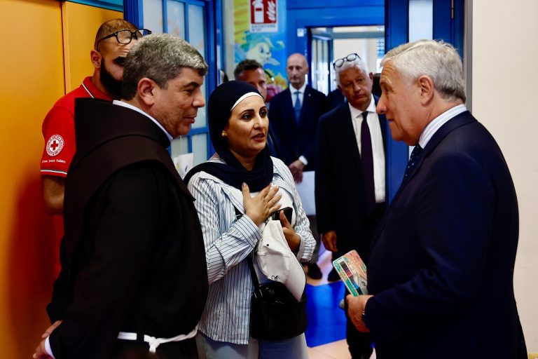 Tajani visita bambini gazawi con la Ministra degli Esteri palestinese Varsen Aghabekian
