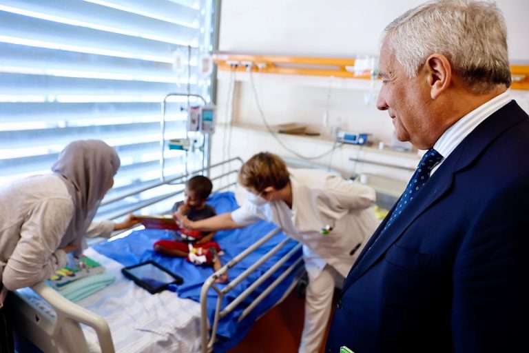 Tajani visita bambini gazawi con la Ministra degli Esteri palestinese Varsen Aghabekian