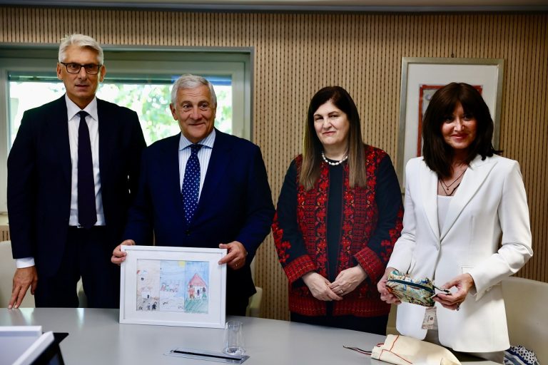 Tajani visita bambini gazawi con la Ministra degli Esteri palestinese Varsen Aghabekian