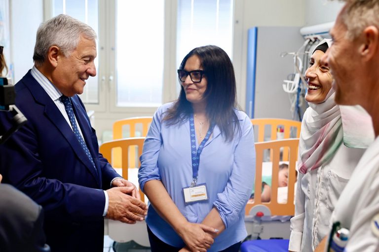 Tajani visita bambini gazawi con la Ministra degli Esteri palestinese Varsen Aghabekian