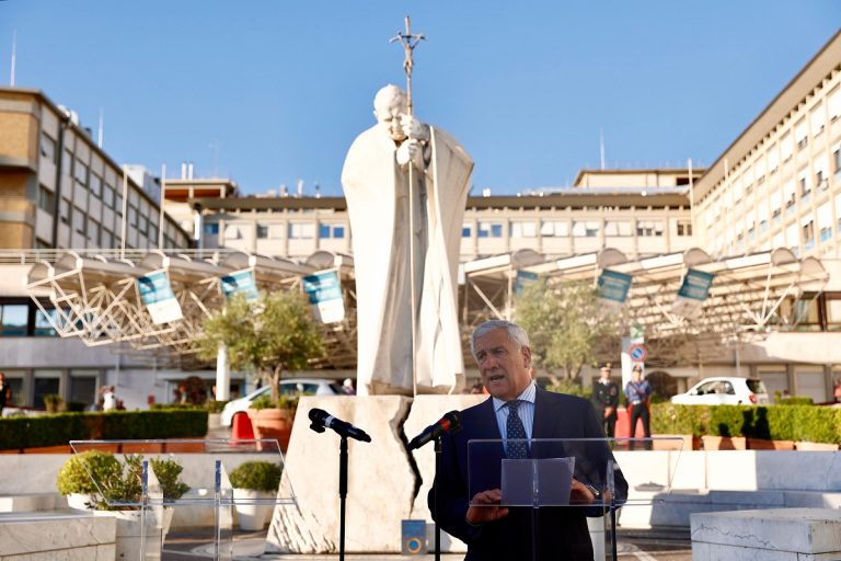 Tajani visita bambini gazawi con la Ministra degli Esteri palestinese Varsen Aghabekian