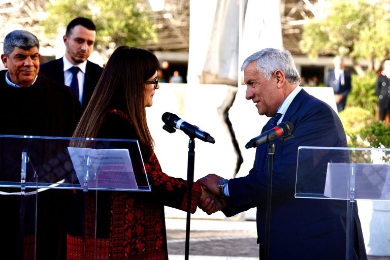 Tajani visita bambini gazawi con la Ministra degli Esteri palestinese Varsen Aghabekian