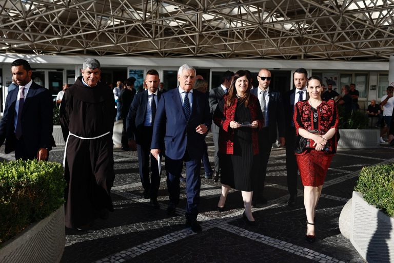 Tajani visita bambini gazawi con la Ministra degli Esteri palestinese Varsen Aghabekian