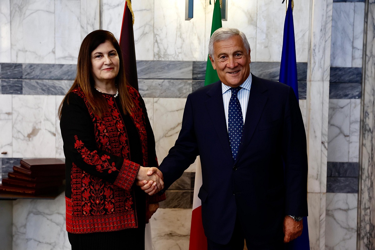 Tajani visita bambini gazawi con la Ministra degli Esteri palestinese Varsen Aghabekian