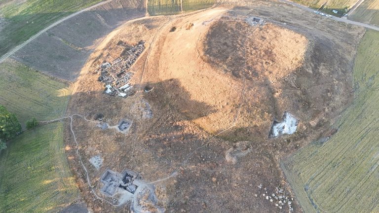 Uşaklı Höyük, il monticolo e parte della cosiddetta terrazza visti da nord (foto da drone). In basso è visibile l’Area F con la Struttura Circolare.