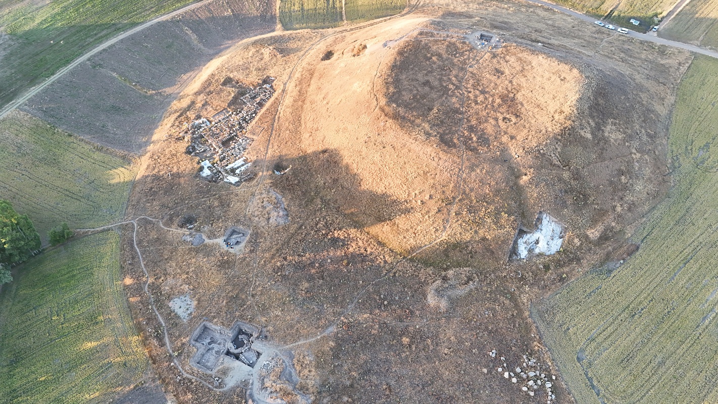Uşaklı Höyük, il monticolo e parte della cosiddetta terrazza visti da nord (foto da drone). In basso è visibile l’Area F con la Struttura Circolare.