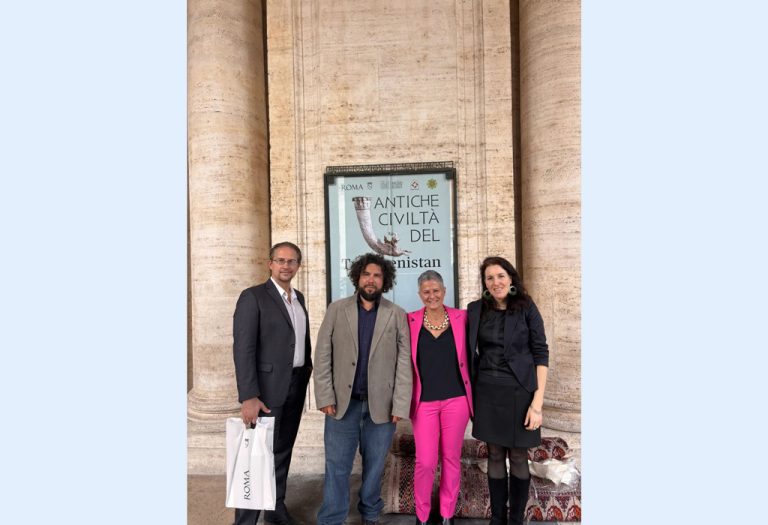 La Dottoressa Cerasetti, direttore del TAP-Togolok Archaeological Project, con il Dottor Roberto Arciero, responsabile sul campo, all’inaugurazione della mostra di Roma il 25 ottobre