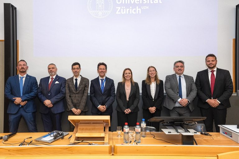 Foto di gruppo con il Console Aggiunto Elena Fontana