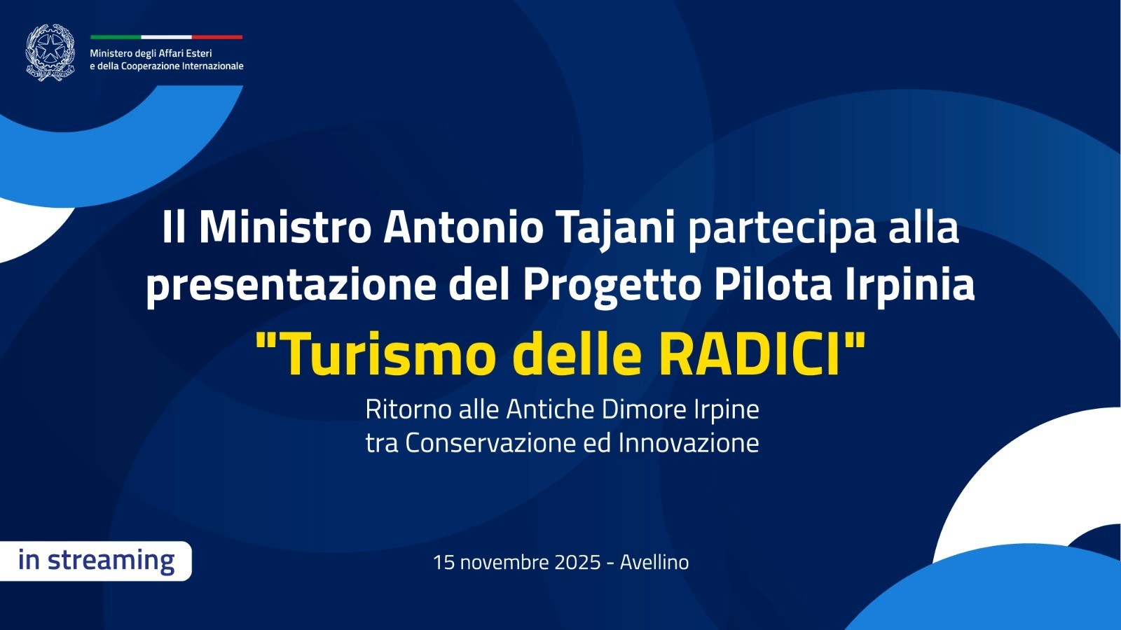 – TAJANI E PIANTEDOSI ALLA PRESENTAZIONE DEL PROGETTO PILOTA “TURISMO DELLE RADICI” AD AVELLINO*  In vista della presentazione ufficiale degli interventi del “Turismo delle Radici” prevista il 21 novembre a Villa Madama, il Ministro degli Esteri Antonio Tajani e il ministro dell’Interno Matteo Piantedosi partecipano oggi alle 16:30 in Prefettura ad Avellino alla presentazione del progetto pilota dedicato alla provincia campana.  Il progetto prevede anche la valorizzazione dell’itinerario storico-religioso “Cammino di Guglielmo”, la realizzazione del Polo Museale “Migrantes”, la riqualificazione della Stazione di Avellino e la creazione di un hub intermodale con servizi turistici innovativi, oltre alla rifunzionalizzazione della storica tratta ferroviaria Avellino-Rocchetta Sant’Antonio.  Dal 2022 la Farnesina è Amministrazione attuatrice della misura PNRR “Il Turismo delle Radici – Una strategia integrata per la ripresa del settore turistico nell’Italia post Covid-19”, che mira a rafforzare il legame tra circa 80 milioni di italiani all’estero, italo-discendenti e oriundi, e i territori d’origine, promuovendo al contempo un turismo sostenibile nei piccoli borghi e nelle aree rurali. Sono state anche realizzate guide cartacee e digitali degli Itinerari del Turismo delle Radici (cinque volumi, ciascuno dedicato a quattro regioni) e una Convenzione con la RAI per la produzione di 20 puntate televisive sui piccoli comuni italiani. Con il progetto pilota “Turismo delle Radici – Ritorno alle Antiche Dimore Irpine tra Conservazione e Innovazione”, si apre oggi una nuova fase, che sarà finanziata dal MAECI sul Fondo Sviluppo e Coesione (FSC) 2021 -2027. L’iniziativa, di cui la Provincia di Avellino sarà soggetto attuatore, propone un modello integrato per riportare in Irpinia le diverse generazioni di emigrati e gli italiani all’estero desiderosi di riallacciare il rapporto con i luoghi della propria storia familiare. “Il 21 novembre a Roma – ha dichiarato il Ministro Tajani – illustreremo come questo modello verrà esteso ad altri comuni e realtà territoriali, nel Lazio e in Puglia. Il ritorno alle origini deve essere un’esperienza culturale, ma anche un viaggio fisico supportato da infrastrutture e servizi all’altezza dei nostri borghi storici”.