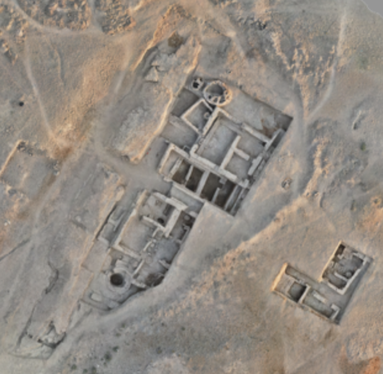 Vista dall’alto dell’area di scavo a Tell Muhammad / Drone’s view of the excavation area at Tell Muhammad
