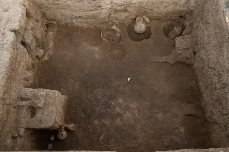 Stanza dedicata al culto dei defunti con altare e tombe di infanti all’interno di vasi in ceramica / Room dedicated to the cult of the dead with an altar and infant graves inside ceramic vessels
