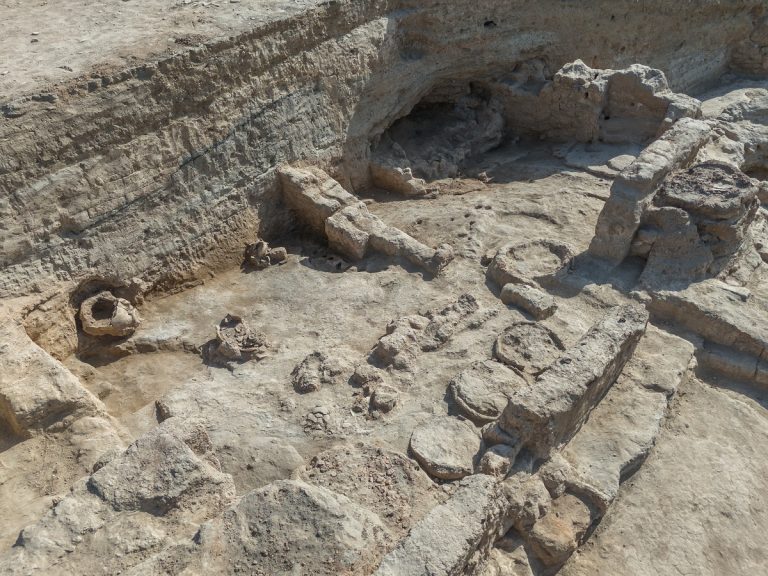 Fucina con aree produttive e forni associate all’uso del fuoco / Forge with production areas and kilns associated with the use of fire