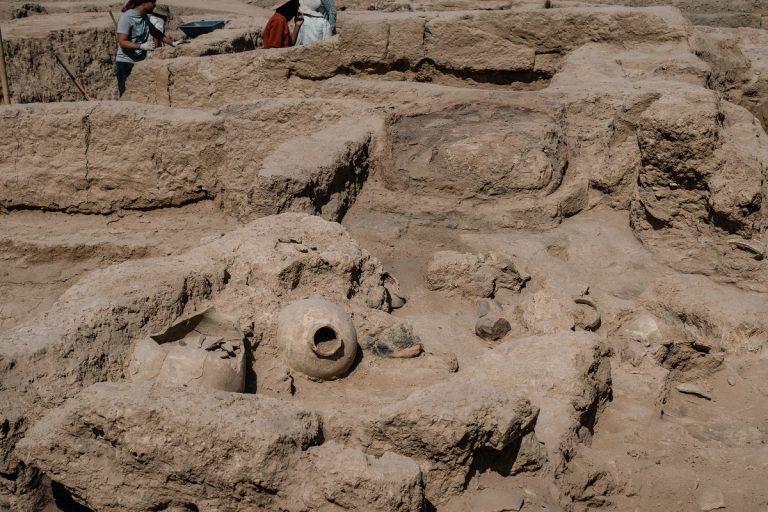 Stanza dedicata alle attività produttive con vasellame ceramico e un crogiolo / Room dedicated to production activities with ceramic vessels and a crucible