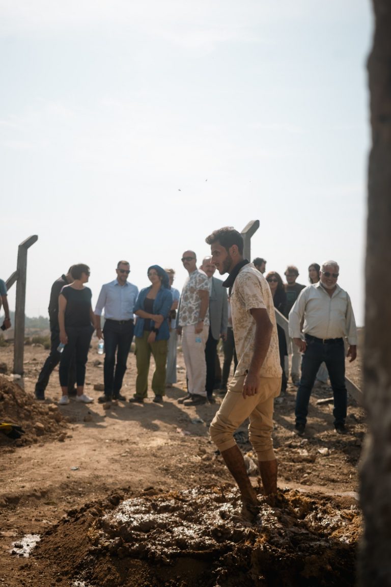 Visita dell’Ambasciatore in Iraq Niccolò Fontana durante la manifattura dei mattoni crudi per il restauro architettonico a Tell Muhammad / Visit of Ambassador to Iraq Niccolò Fontana during the production of mud-bricks for the architectural restoration of Tell Muhammad)