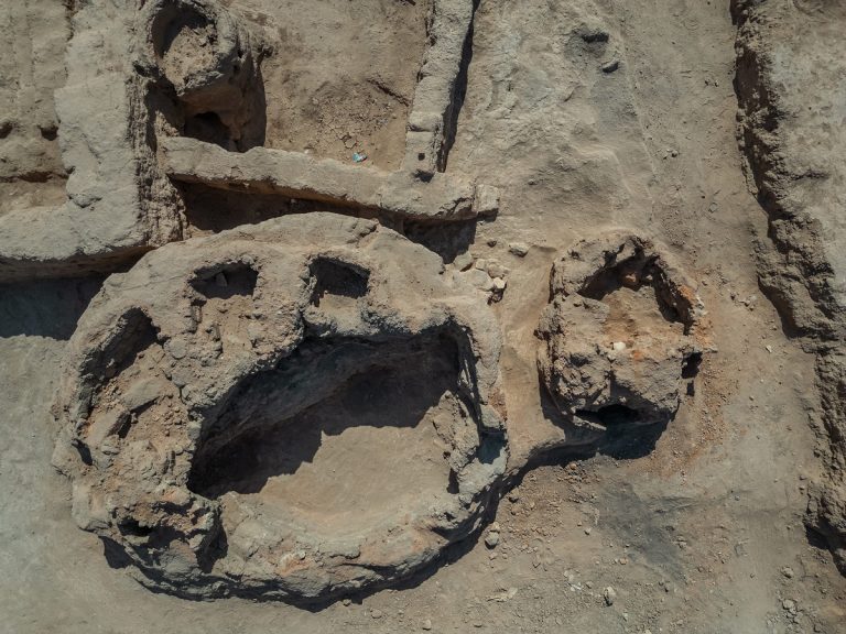 Fornaci per la produzione di vasellame ceramico accanto al muro di cinta / Kilns for the production of ceramic vessels next to the city wall