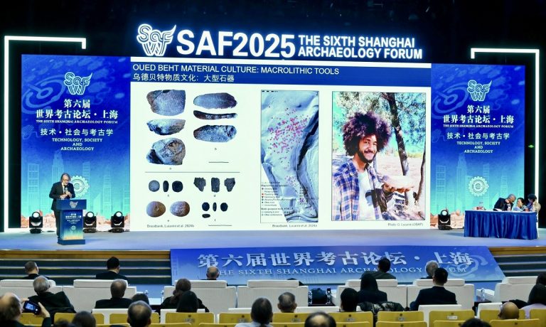 Giulio Lucarini durante la presentazione delle ricerche svolte a Oued Beht/Giulio Lucarini presenting the research carried out at Oued Beht