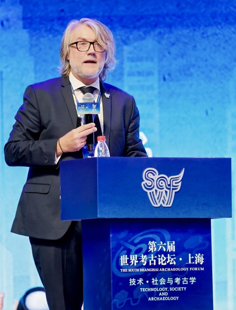 Giulio Lucarini durante la presentazione delle ricerche svolte a Oued Beht/Participants at the Shanghai Archaeology Forum 2025