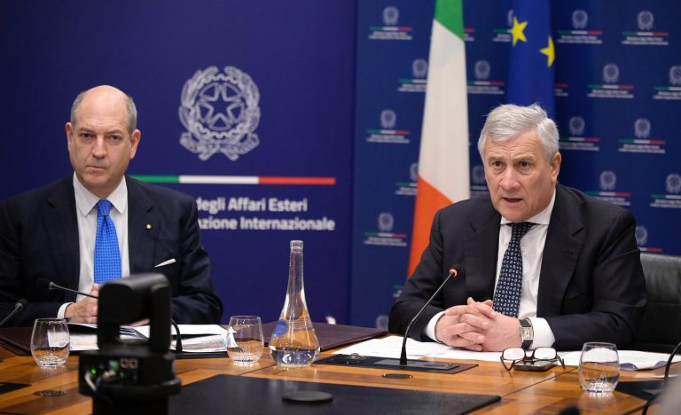 Tajani presiede riunione su Iran, richiesta a italiani di lasciare il Paese