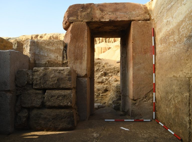 L’entrata secondaria del tempio a valle, con lo splendido portale in quarzite. The secondary entrance to the valley temple, with its marvelous quartzite doorway. Foto di / Photos by Massimiliano Nuzzolo.