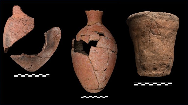 Reperti ceramici ritrovati nel tempio a valle e databile al Primo Periodo Intermedio. Ceramic finds from the valley temple dating back to the First Intermediate Period. Foto di / Photo by Patricia Mora.