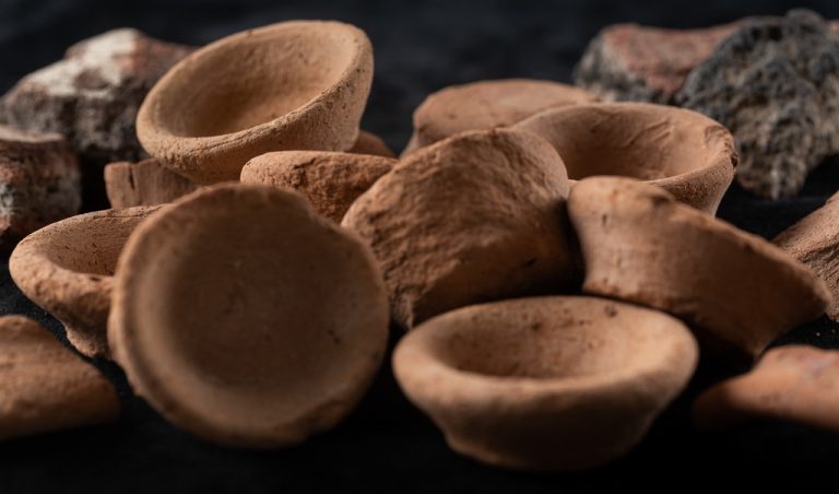 La ceramica rituale miniaturistica dell’epoca del faraone Nyuserre. Miniature ritual bowls from the time of Pharaoh Nyuserre. Foto di / Photo by Patricia Mora.