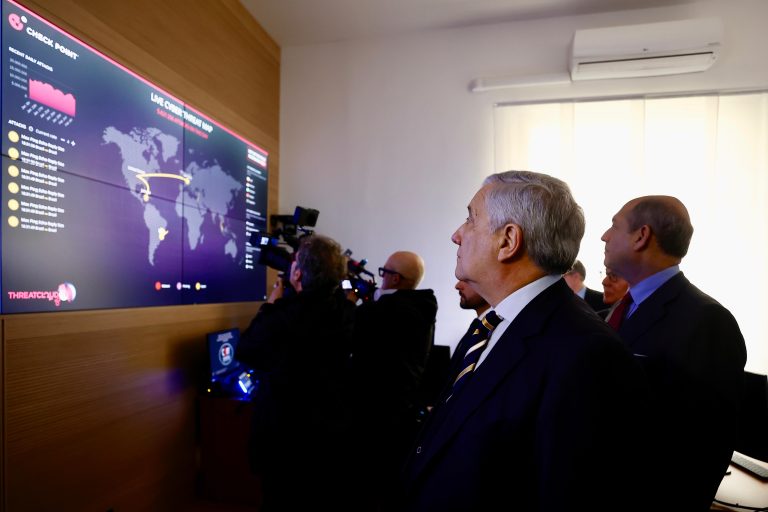 Tajani inaugura la Sala Cyber “CSIRT”