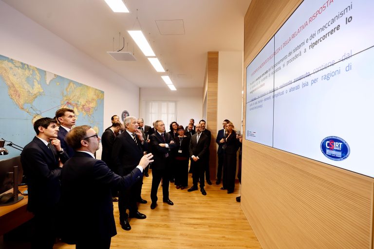 Tajani inaugura la Sala Cyber “CSIRT”