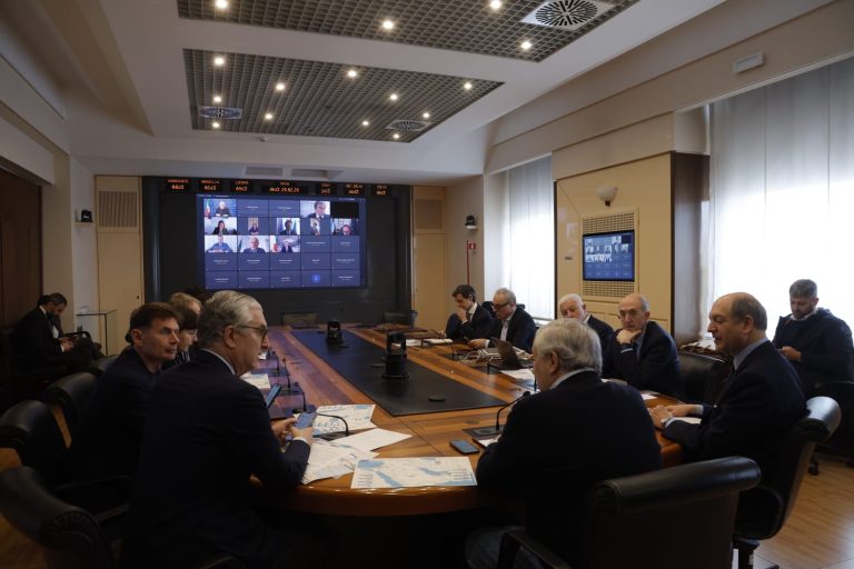 Riunione al ministero degli Esteri sulla crisi in Iran: creata una “Task Force Golfo” per l’assistenza agli italiani bloccati nella regione