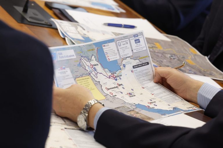 Riunione al ministero degli Esteri sulla crisi in Iran: creata una “Task Force Golfo” per l’assistenza agli italiani bloccati nella regione