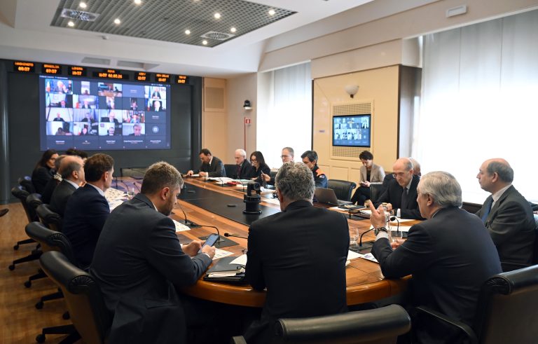 Riunione al ministero degli Esteri sulla crisi in Iran: creata una “Task Force Golfo” per l’assistenza agli italiani bloccati nella regione