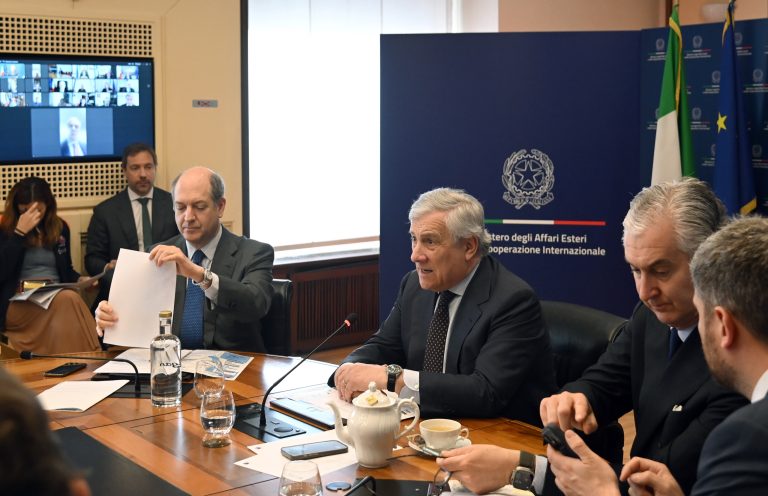 Riunione al ministero degli Esteri sulla crisi in Iran: creata una “Task Force Golfo” per l’assistenza agli italiani bloccati nella regione