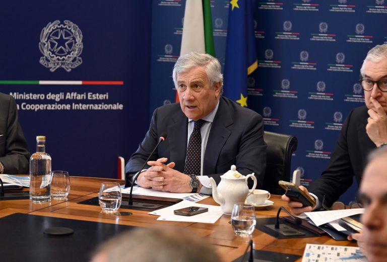 Riunione al ministero degli Esteri sulla crisi in Iran: creata una “Task Force Golfo” per l’assistenza agli italiani bloccati nella regione