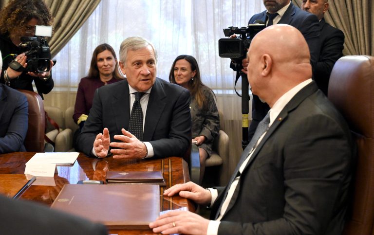 Tajani atterrato a Beirut, incontri con il Presidente Aoun, il ministro degli Esteri e il contingente italiano