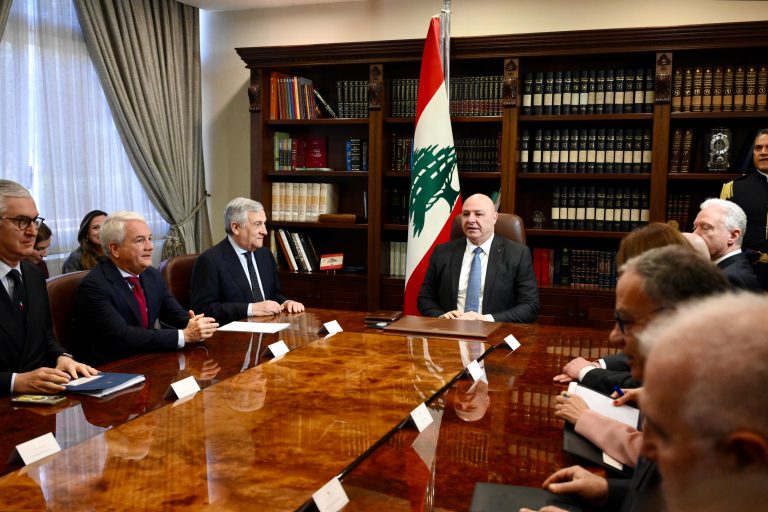Tajani atterrato a Beirut, incontri con il Presidente Aoun, il ministro degli Esteri e il contingente italiano