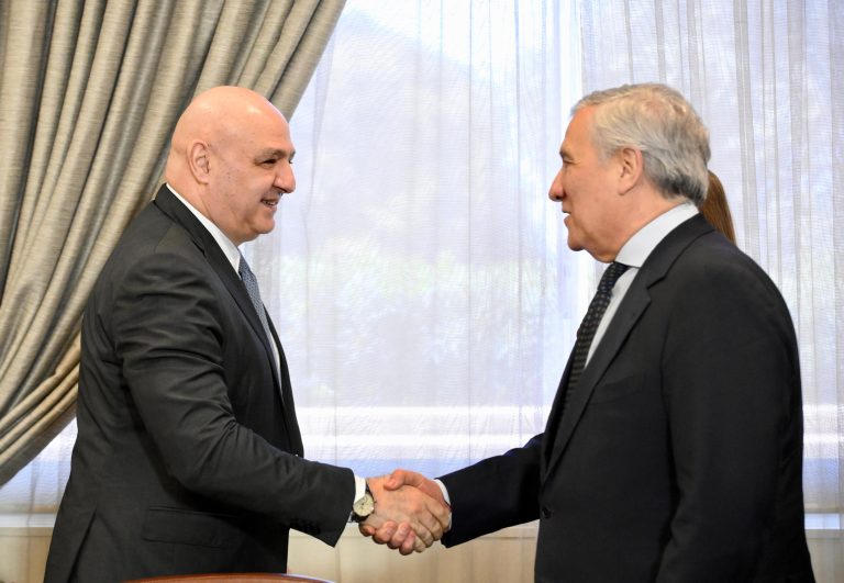 Tajani atterrato a Beirut, incontri con il Presidente Aoun, il ministro degli Esteri e il contingente italiano