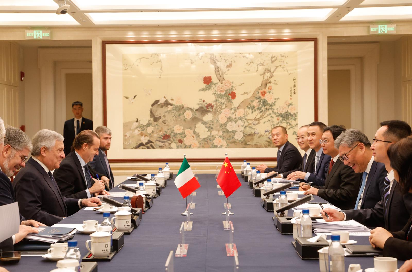 Tajani in Cina per colloqui su Medio Oriente ed export