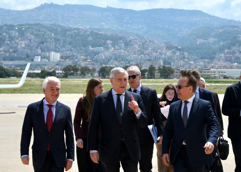 Tajani atterrato a Beirut, incontri con il Presidente Aoun, il ministro degli Esteri e il contingente italiano