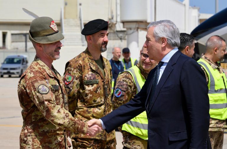 Tajani atterrato a Beirut, incontri con il Presidente Aoun, il ministro degli Esteri e il contingente italiano