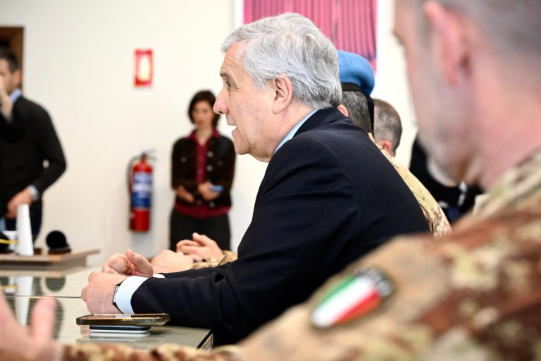 Tajani atterrato a Beirut, incontri con il Presidente Aoun, il ministro degli Esteri e il contingente italiano