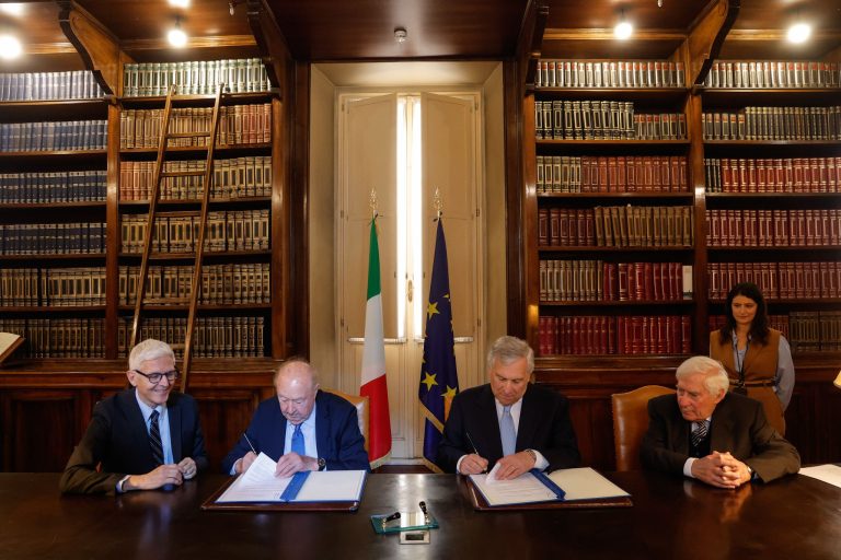 Il Ministro Tajani firma la Convenzione MAECI-Treccani
