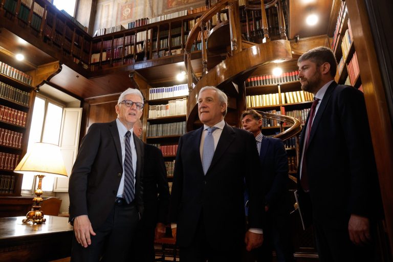 Il Ministro Tajani firma la Convenzione MAECI-Treccani_1