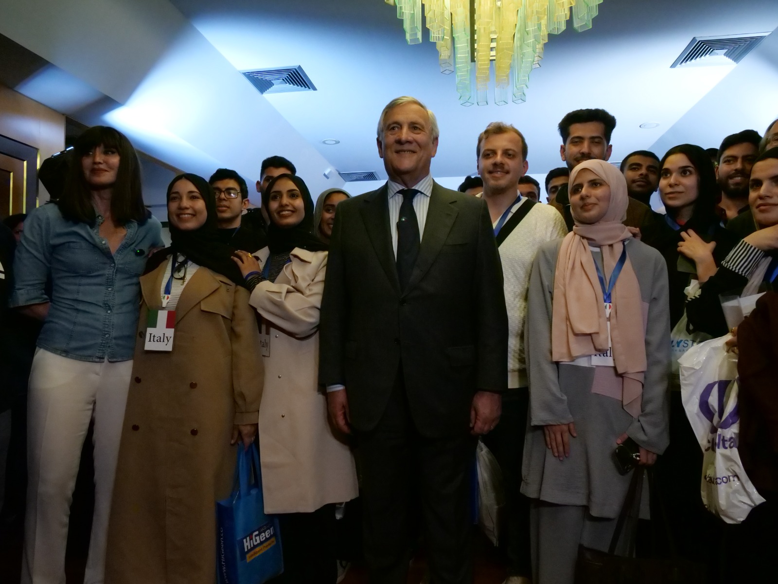 Tajani a Fiumicino per accogliere i primi 59 studenti palestinesi usciti ieri da Gaza con i “corridoi universitari”