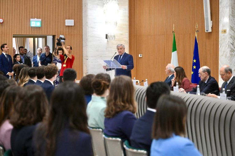 Il Ministro Antonio Tajani apre la Cerimonia di Giuramento di Fedeltà alla Repubblica dei Giovani Funzionari Diplomatici