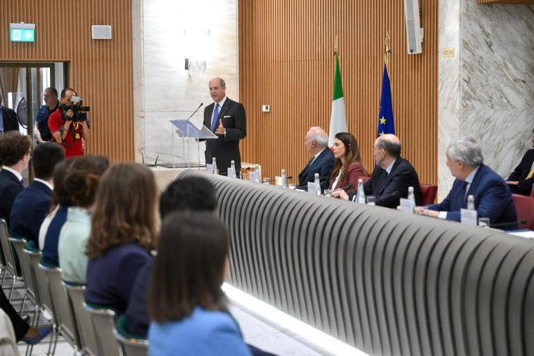 Il Ministro Antonio Tajani apre la Cerimonia di Giuramento di Fedeltà alla Repubblica dei Giovani Funzionari Diplomatici