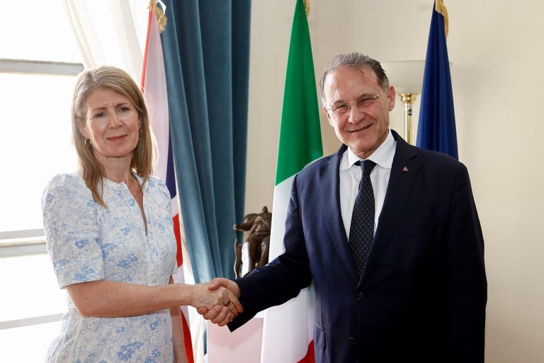 Incontro tra il Vice Ministro Cirielli e la Ministra della Gran Bretagna per la cooperazione internazionale e l’Africa del Regno Unito, Jennifer Chapman of Darlington
