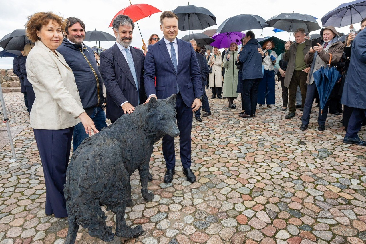 Vilnius, Inaugurata la scultura „Lupo“ per il 35° anniversario delle relazioni diplomatiche